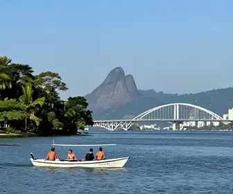 Descubra o Passeio de Catamarã para Charitas em Niterói