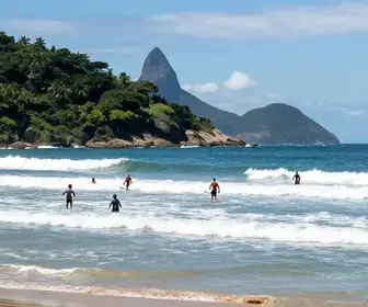 Surf em Itacoatiara: A Praia Perfeita para os Amantes das Ondas